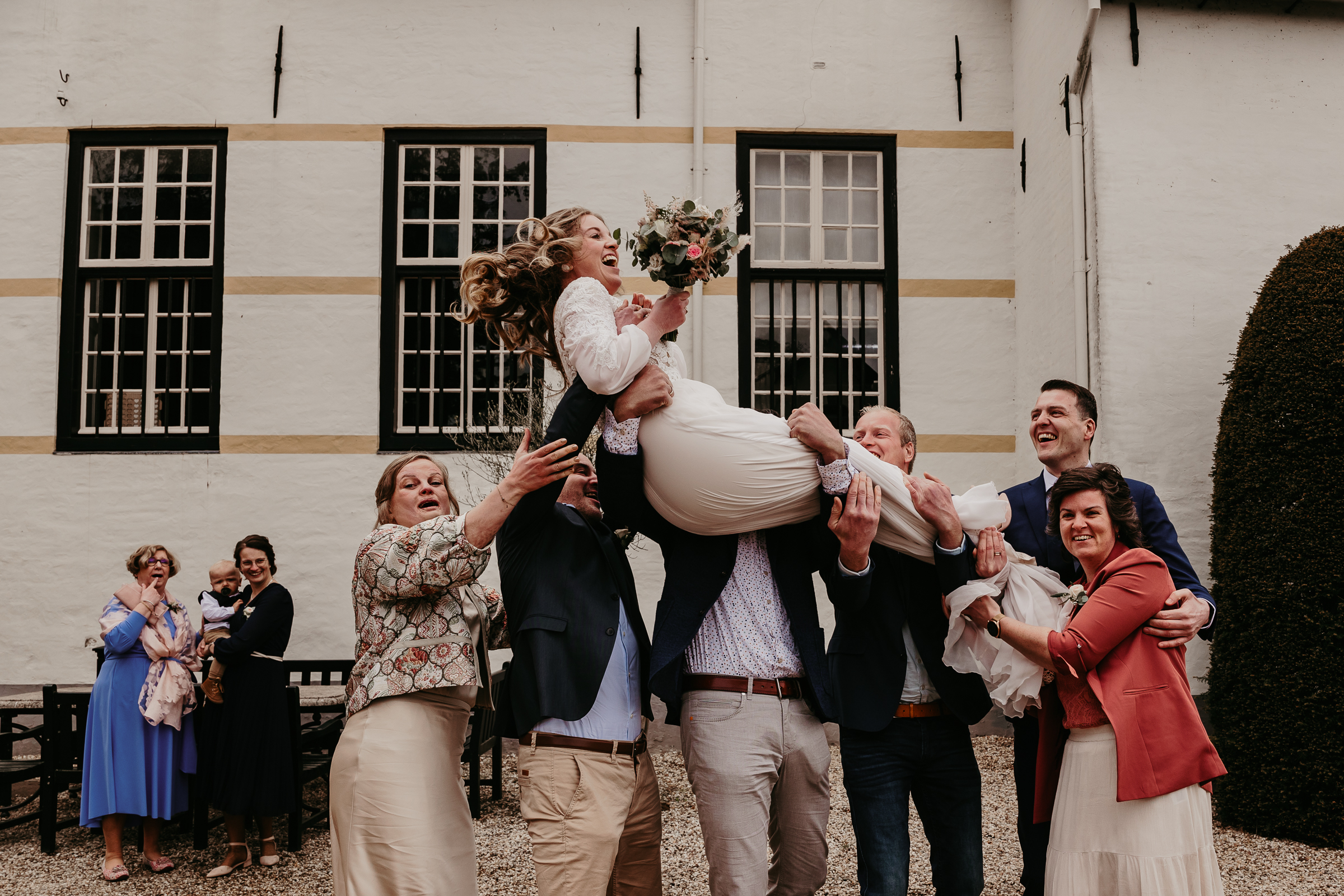 bruid wordt in de lucht gegooid