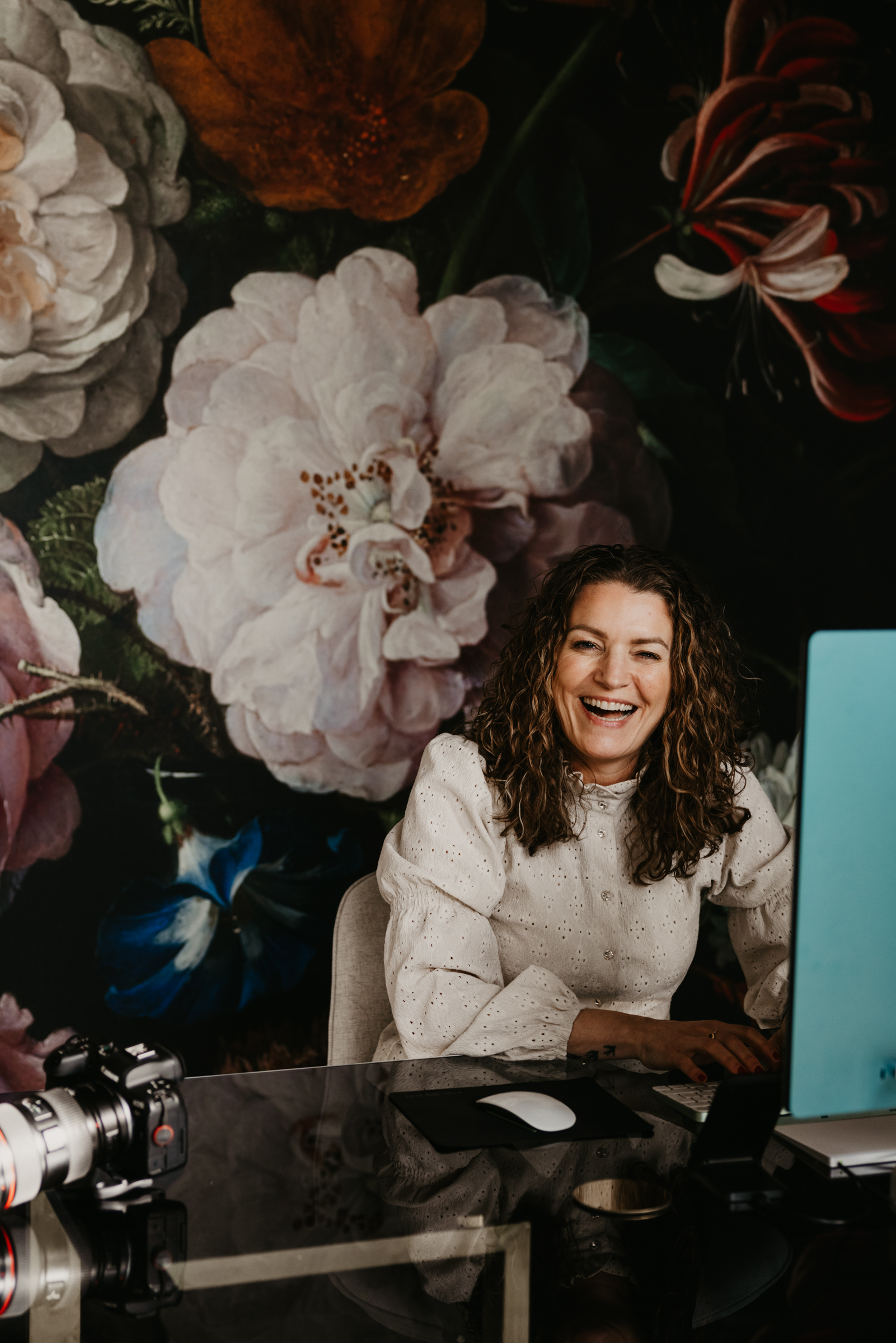 yvonne glaser fotografie lachend achter computer