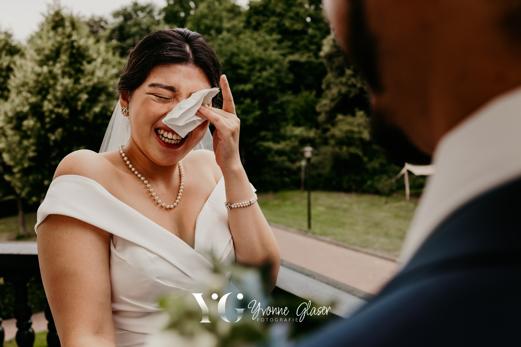 huilende bruid met zakdoek tijdens first look