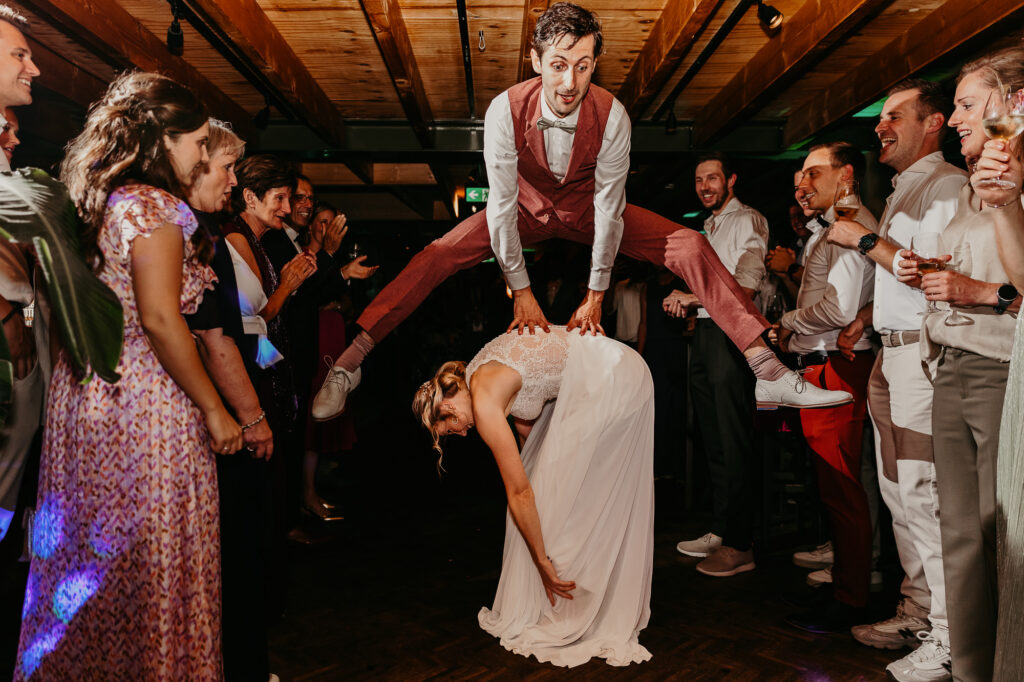 openingsdans, bruidegom springt over bruid