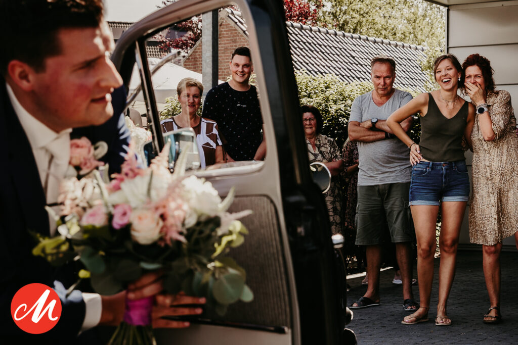bruidegom haalt bruid op voor first look