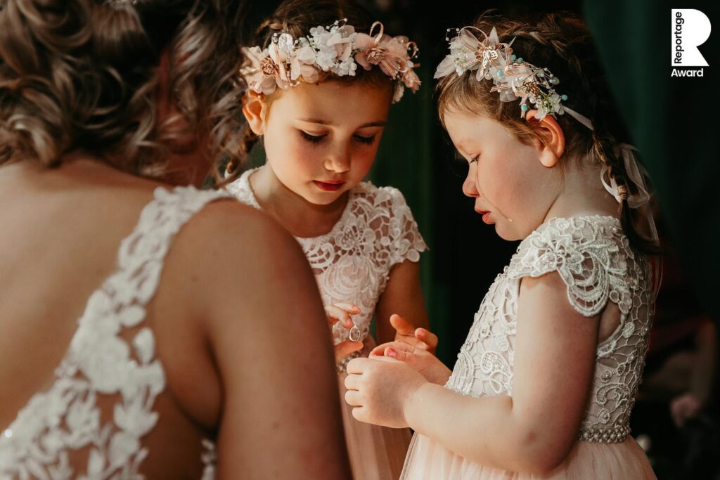 huilend bruidsmeisje krijgt ook een ring