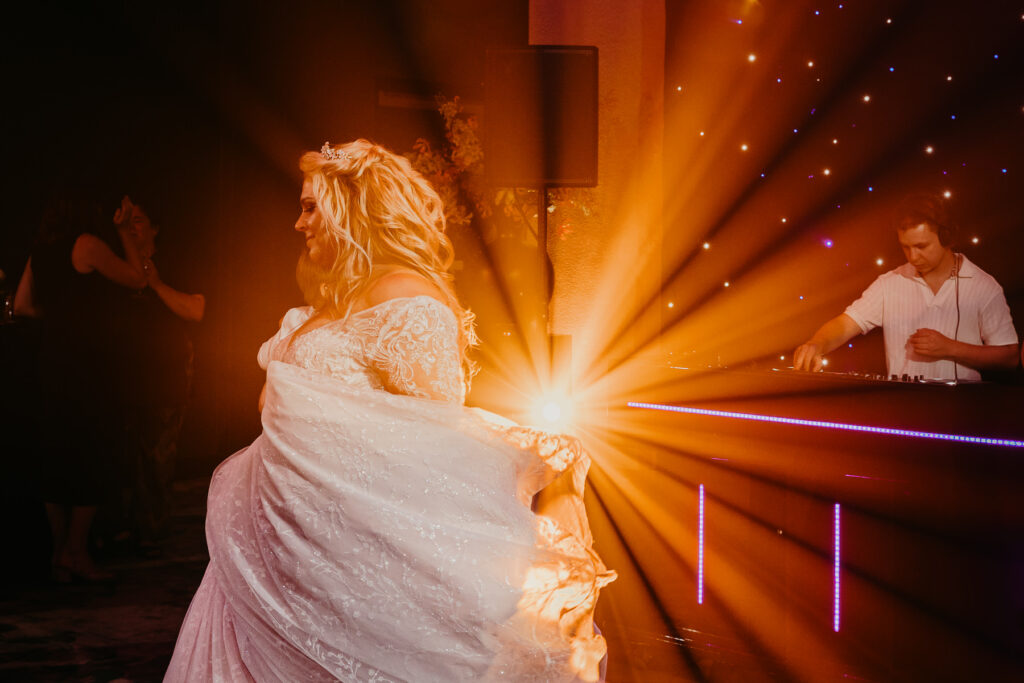 dansende bruid aan het genieten