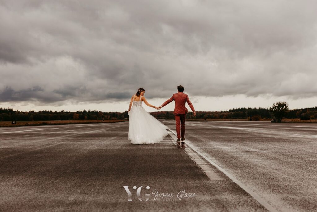 trouwfoto op vliegtuigbasis