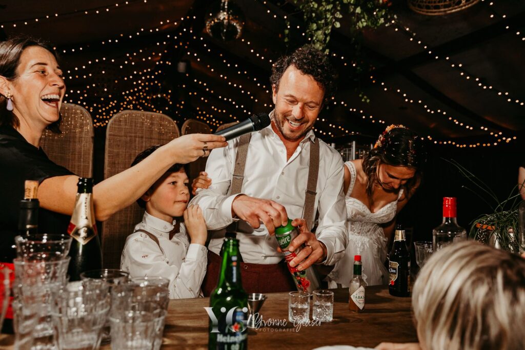 bruidegom maakt drankje